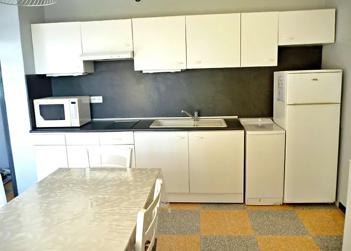 A 2 Pas De La Avec Terrasse Et Parking - Fr-1-387-150 Марсейан