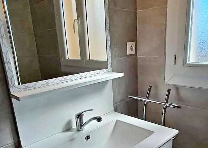 A 2 Pas De La Avec Terrasse Et Parking - Fr-1-387-150 * Марсейан